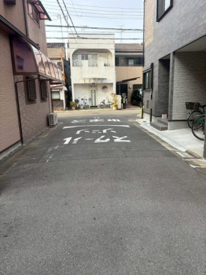 ���{����s��v�ے�1���ڂ̒��È�ˌ��Ă̑O�ʓ��H�܂ތ��n�ʐ^