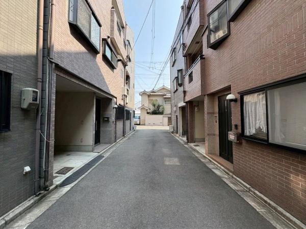 ���{�����s������2���ڂ̒��È�ˌ��Ă̑O�ʓ��H�܂ތ��n�ʐ^