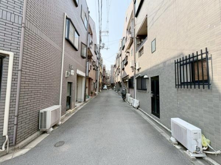 ���{�����s������2���ڂ̒��È�ˌ��Ă̑O�ʓ��H�܂ތ��n�ʐ^