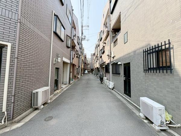 ���{�����s������2���ڂ̒��È�ˌ��Ă̑O�ʓ��H�܂ތ��n�ʐ^