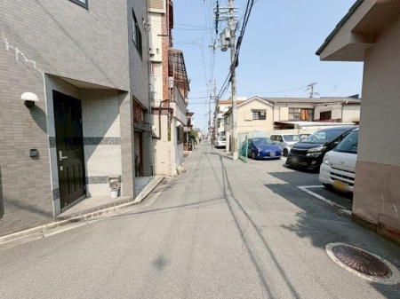 ���{�����s������2���ڂ̒��È�ˌ��Ă̑O�ʓ��H�܂ތ��n�ʐ^