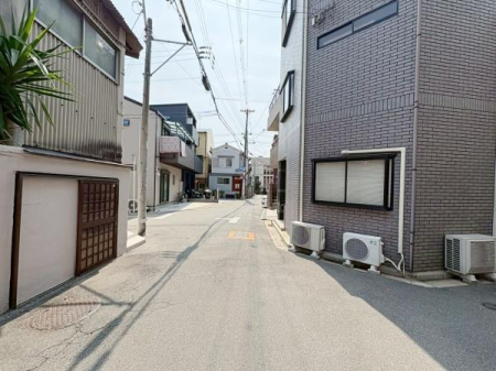 ���{�����s������2���ڂ̒��È�ˌ��Ă̑O�ʓ��H�܂ތ��n�ʐ^