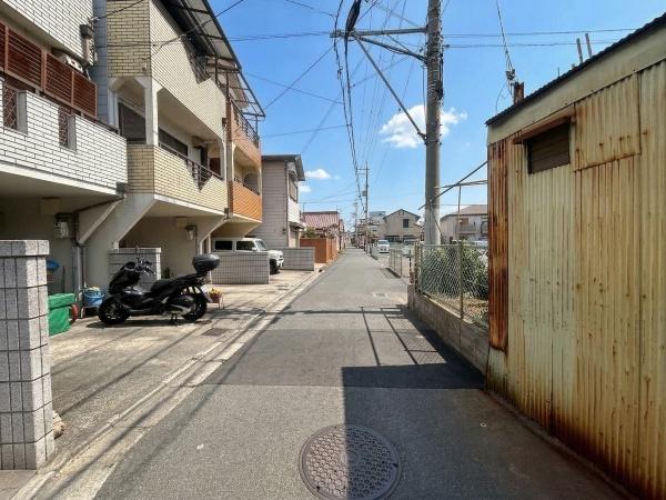 ���{�����s��c�{��2���ڂ̒��È�ˌ��Ă̑O�ʓ��H�܂ތ��n�ʐ^