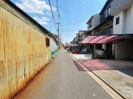 ���{�����s��c�{��2���ڂ̒��È�ˌ��Ă̑O�ʓ��H�܂ތ��n�ʐ^