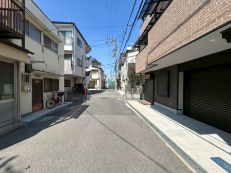 ���{����s���c��2���ڂ̒��È�ˌ��Ă̑O�ʓ��H�܂ތ��n�ʐ^