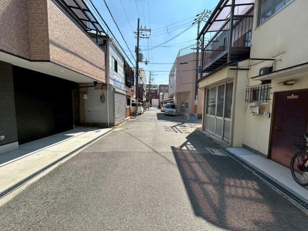 ���{����s���c��2���ڂ̒��È�ˌ��Ă̑O�ʓ��H�܂ތ��n�ʐ^