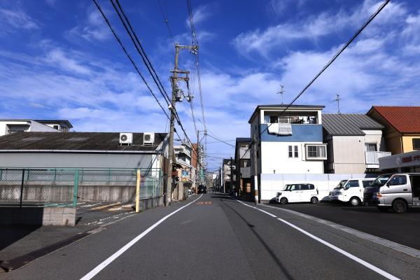 ���{���s����旬��4���ڂ̓y�n�̑O�ʓ��H�܂ތ��n�ʐ^