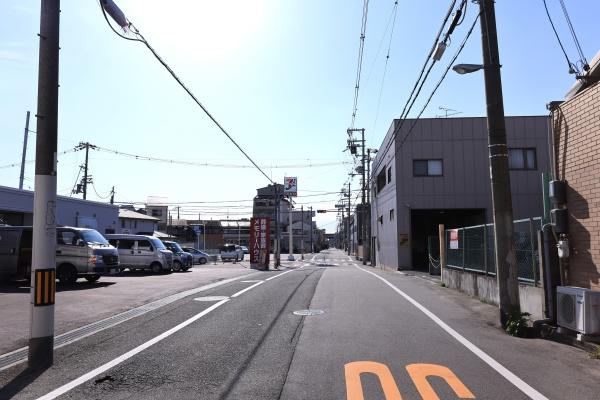 ���{���s����旬��4���ڂ̓y�n�̑O�ʓ��H�܂ތ��n�ʐ^