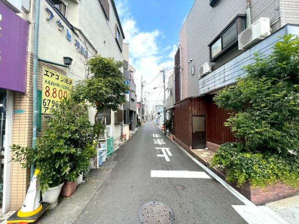 ���{���s����敽�쓌3���ڂ̒��È�ˌ��Ă̑O�ʓ��H�܂ތ��n�ʐ^