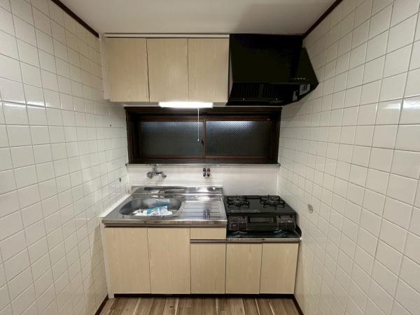 ���{��^�s�Ό����̒��Ãe���X�n�E�X�̃L�b�`��