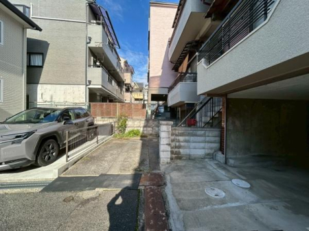 ���{�Q����s����7���ڂ̒��È�ˌ��Ă̑O�ʓ��H�܂ތ��n�ʐ^