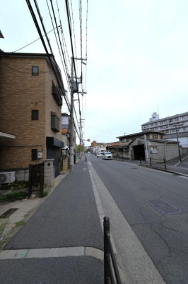 ���{���s�����Z�j��2���ڂ̒��Ãe���X�n�E�X�̑O�ʓ��H�܂ތ��n�ʐ^