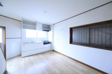 ���{���s�����Z�j��2���ڂ̒��Ãe���X�n�E�X�̃��r���O