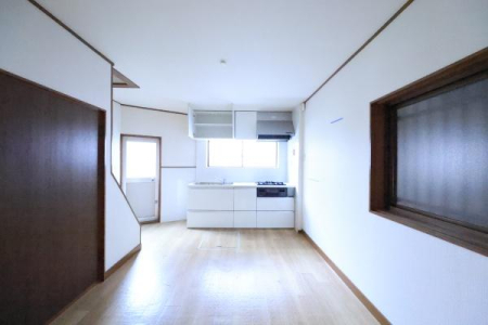 ���{���s�����Z�j��2���ڂ̒��Ãe���X�n�E�X�̃��r���O