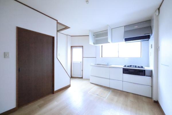 ���{���s�����Z�j��2���ڂ̒��Ãe���X�n�E�X�̃��r���O