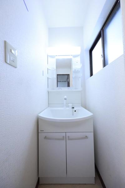 ���{���s�����Z�j��2���ڂ̒��Ãe���X�n�E�X�̐��ʑ�E���ʏ�