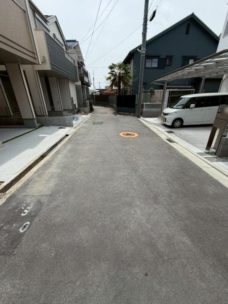 ���{�����s���Z������3���ڂ̐V�z��ˌ��Ă̑O�ʓ��H�܂ތ��n�ʐ^