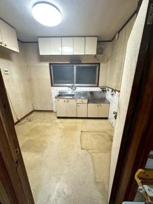 ���{���s�������Î�4���ڂ̒��È�ˌ��Ẵ��r���O