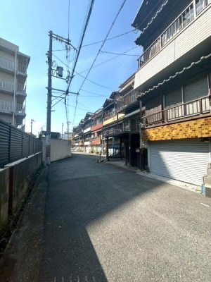 ���{���s�������Î�4���ڂ̒��È�ˌ��Ă̑O�ʓ��H�܂ތ��n�ʐ^