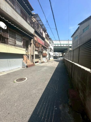 ���{���s�������Î�4���ڂ̒��È�ˌ��Ă̑O�ʓ��H�܂ތ��n�ʐ^