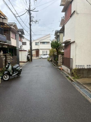 ���{�a��s���̗t��2���ڂ̐V�z��ˌ��Ă̑O�ʓ��H�܂ތ��n�ʐ^