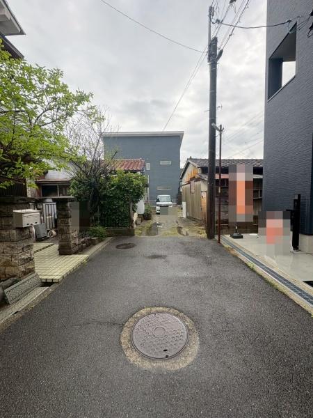 ���{�a��s���̗t��2���ڂ̐V�z��ˌ��Ă̑O�ʓ��H�܂ތ��n�ʐ^