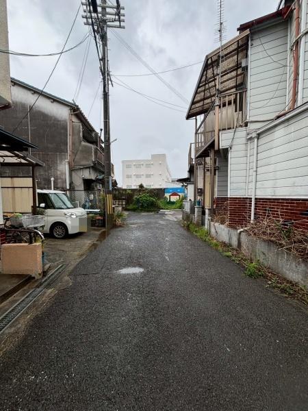 ���{�a��s�r�㒬2���ڂ̒��È�ˌ��Ă̑O�ʓ��H�܂ތ��n�ʐ^