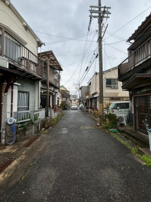 ���{�a��s�r�㒬2���ڂ̒��È�ˌ��Ă̑O�ʓ��H�܂ތ��n�ʐ^