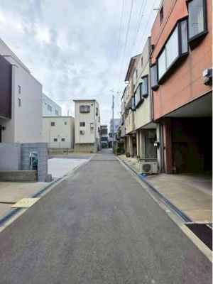 ���{���s����揟�R�k1���ڂ̒��È�ˌ��Ă̑O�ʓ��H�܂ތ��n�ʐ^