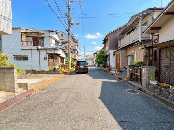 ���{�����s�z�s��1���ڂ̒��È�ˌ��Ă̑O�ʓ��H�܂ތ��n�ʐ^