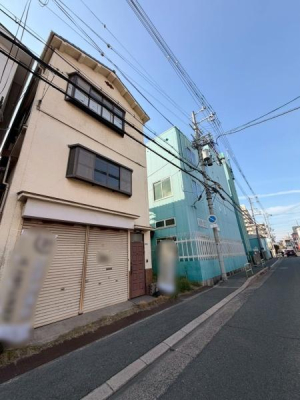 ���{�����s��]�{��3���ڂ̒��È�ˌ��Ă̑O�ʓ��H�܂ތ��n�ʐ^