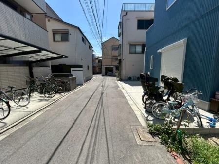 ���{����s���c��1���ڂ̓y�n�̑O�ʓ��H�܂ތ��n�ʐ^