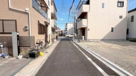 ���{���s����敽��{��4���ڂ̐V�z��ˌ��Ă̑O�ʓ��H�܂ތ��n�ʐ^