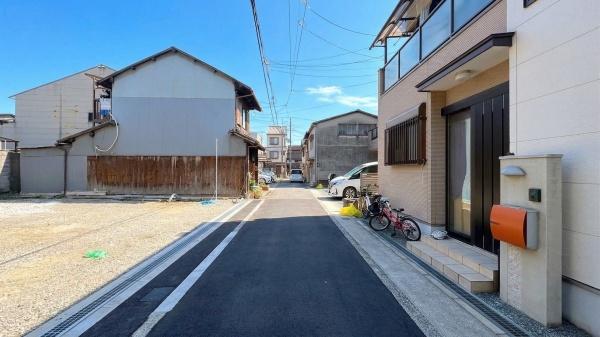 ���{���s����敽��{��4���ڂ̐V�z��ˌ��Ă̑O�ʓ��H�܂ތ��n�ʐ^