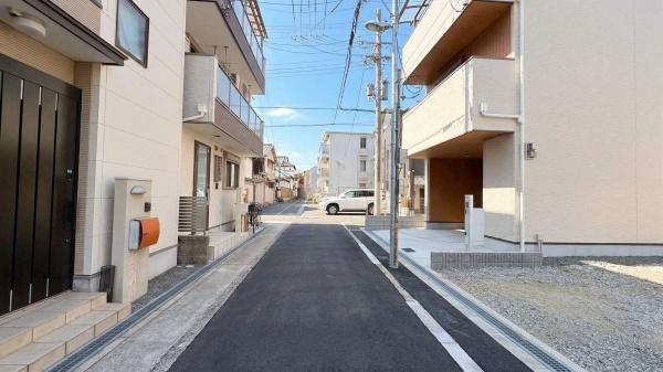 ���{���s����敽��{��4���ڂ̐V�z��ˌ��Ă̑O�ʓ��H�܂ތ��n�ʐ^