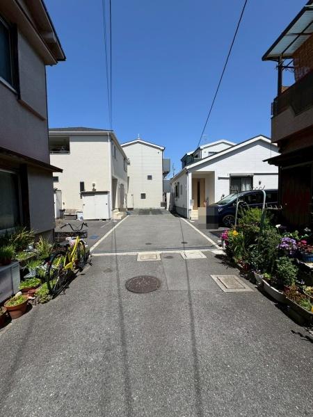 ���{��^�s���n�����̒��È�ˌ��Ă̑O�ʓ��H�܂ތ��n�ʐ^