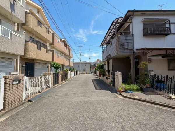 ���{�����s�����̒��È�ˌ��Ă̑O�ʓ��H�܂ތ��n�ʐ^