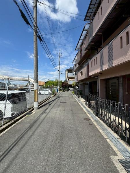 ���{�Q����s�_��2���ڂ̒��È�ˌ��Ă̑O�ʓ��H�܂ތ��n�ʐ^