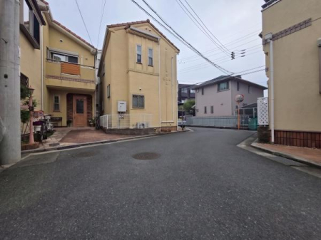 ���{�ےÎs�������h1���ڂ̒��È�ˌ��Ă̑O�ʓ��H�܂ތ��n�ʐ^