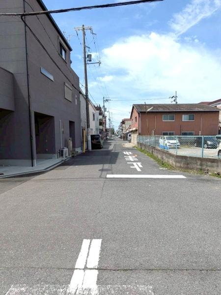 ���{���s���Z�g���c3���ڂ̒��È�ˌ��Ă̑O�ʓ��H�܂ތ��n�ʐ^