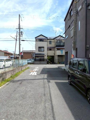 ���{���s���Z�g���c3���ڂ̒��È�ˌ��Ă̑O�ʓ��H�܂ތ��n�ʐ^