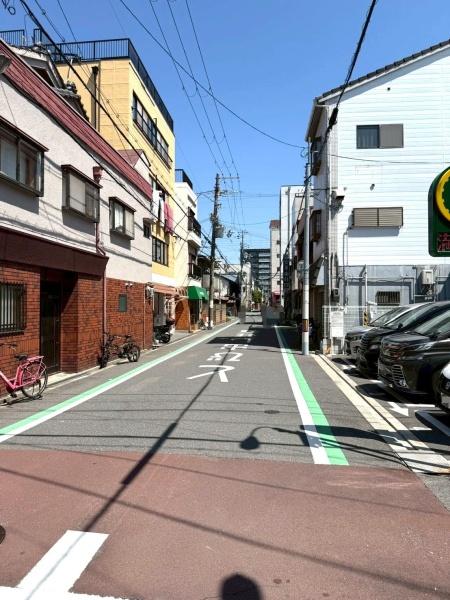 ���{���s����撆�쐼2���ڂ̒��Ãe���X�n�E�X�̑O�ʓ��H�܂ތ��n�ʐ^