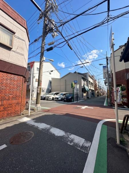 ���{���s����撆�쐼2���ڂ̒��Ãe���X�n�E�X�̑O�ʓ��H�܂ތ��n�ʐ^