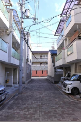 ���{���s������A��3���ڂ̒��È�ˌ��Ă̑O�ʓ��H�܂ތ��n�ʐ^