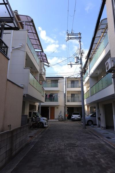 ���{���s������A��3���ڂ̒��È�ˌ��Ă̑O�ʓ��H�܂ތ��n�ʐ^