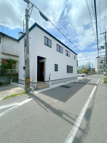 ���{�����s��c�{��2���ڂ̐V�z��ˌ��Ă̑O�ʓ��H�܂ތ��n�ʐ^