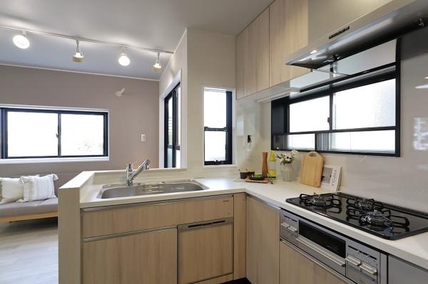 ���{���s����撷�g�o��2���ڂ̒��È�ˌ��ẴL�b�`��