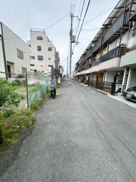 ���{�����s��]�쒬2���ڂ̓y�n�̑O�ʓ��H�܂ތ��n�ʐ^