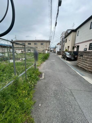 ���{�����s��]�쒬2���ڂ̓y�n�̑O�ʓ��H�܂ތ��n�ʐ^