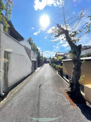 ���{�����s�R�蒬�̒��È�ˌ��Ă̑O�ʓ��H�܂ތ��n�ʐ^